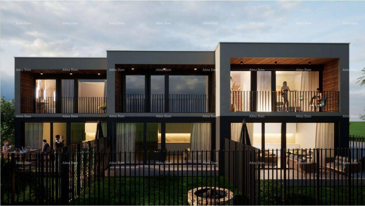 Rückansicht moderner Reihenhäuser mit Balkonen, Terrassen und Gartenbereichen.