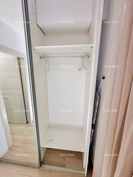 Offener Einbauschrank mit Kleiderstange und Regalböden für Kleidung.