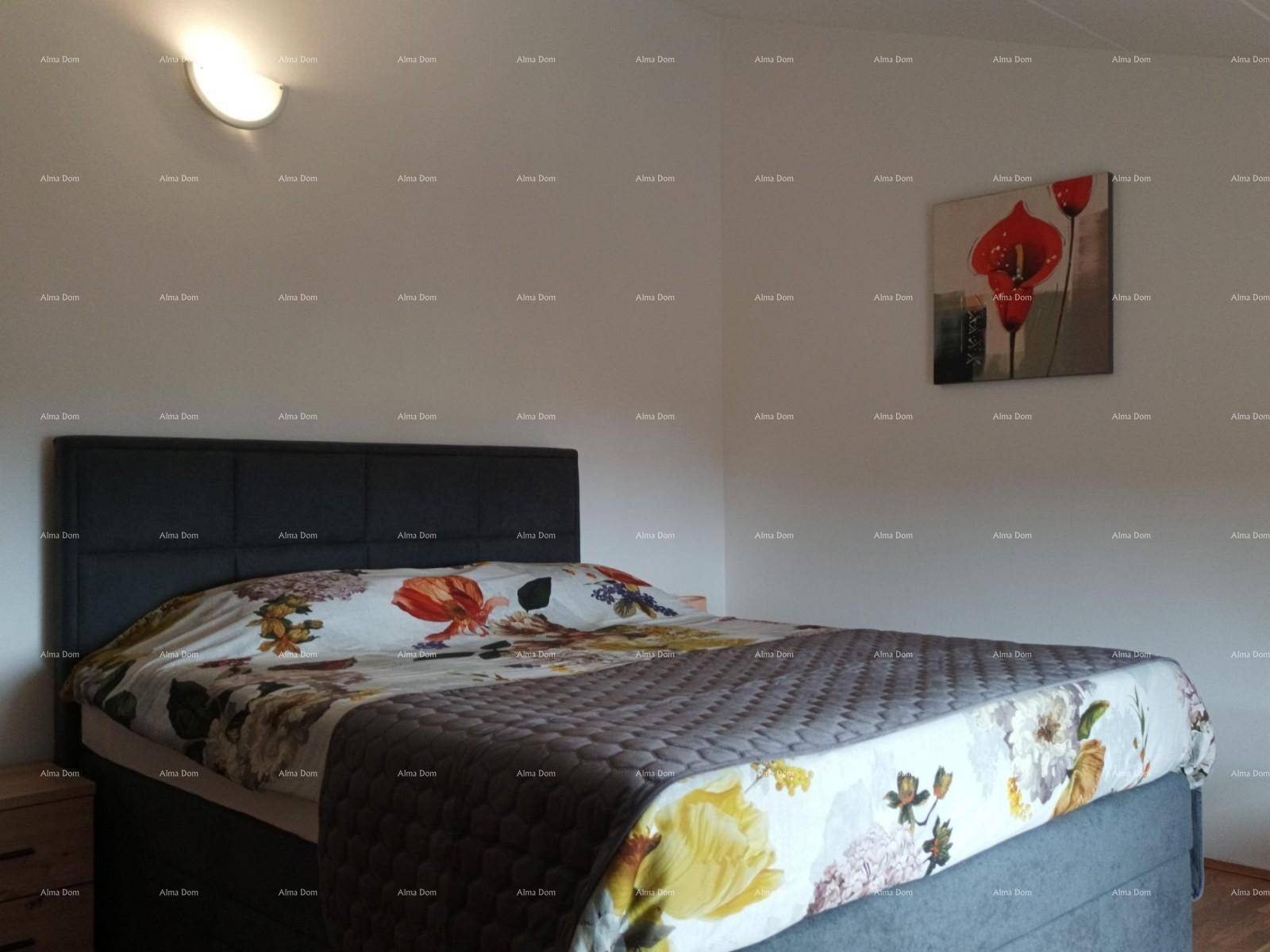 Gemütliches Schlafzimmer mit Doppelbett, Nachttisch und einem modernen Wandbild.