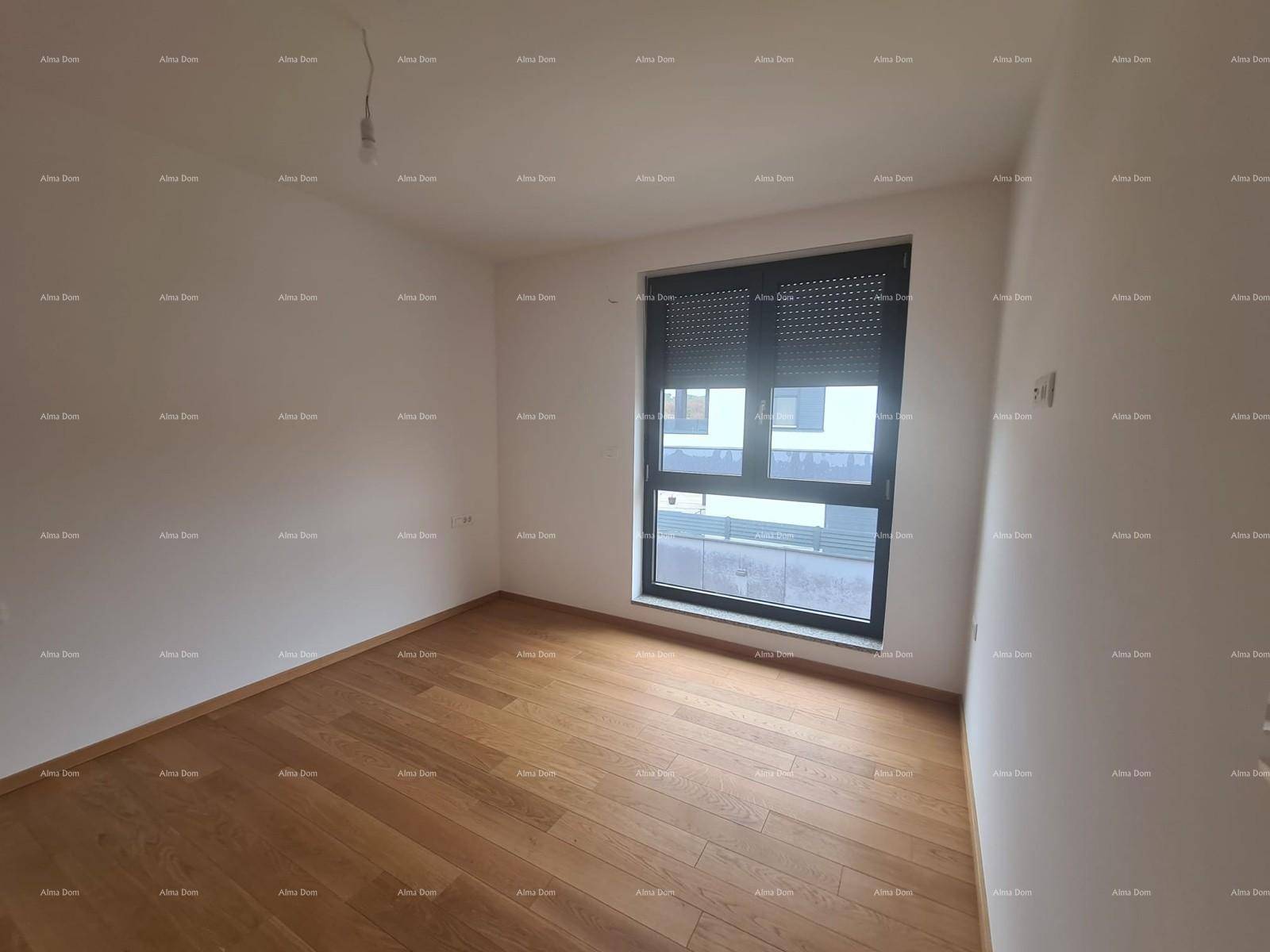 Schlafzimmer mit hellem Parkettboden und einem Fenster mit Rollladen für Privatsphäre.