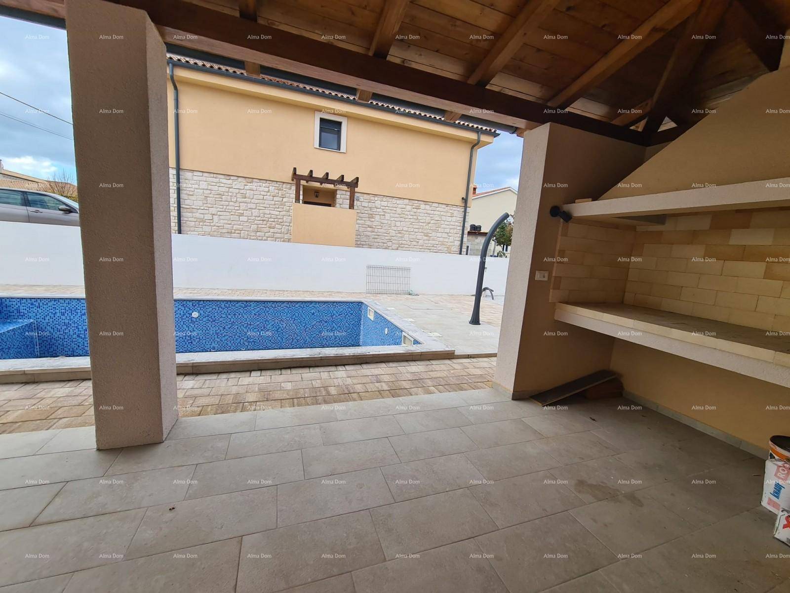 Überdachter Außenbereich mit gemauertem Grill und Blick auf den blauen Swimmingpool.