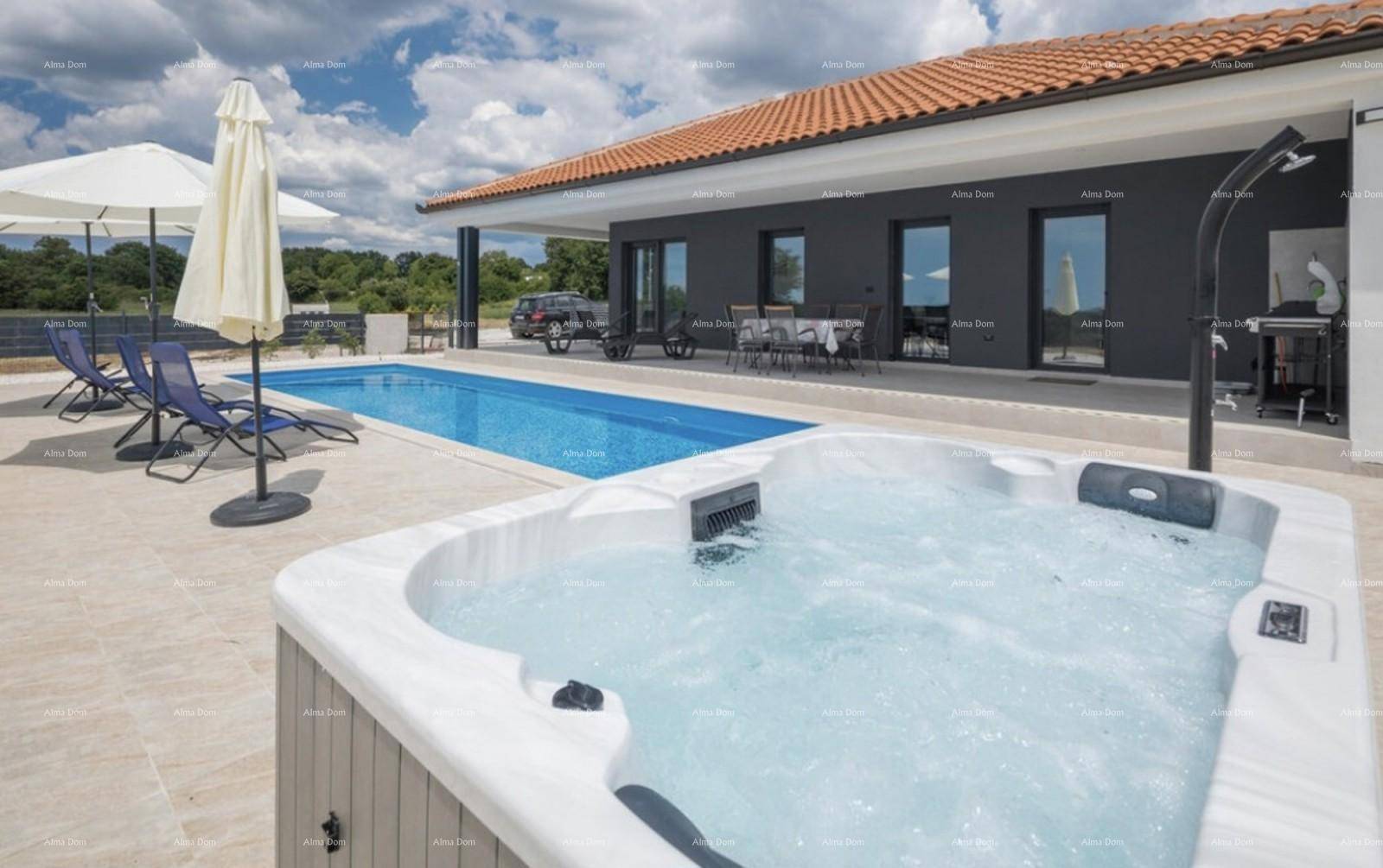 Entspannungsbereich im Freien mit großem Pool, Whirlpool und Liegestühlen unter Sonnenschirmen.