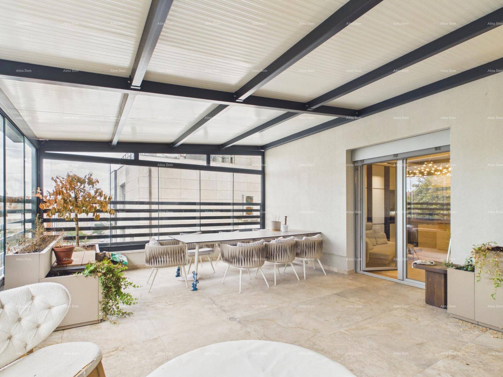 Geräumige überdachte Terrasse mit Glasfront, Esstisch und bequemen Outdoor-Sitzgelegenheiten.