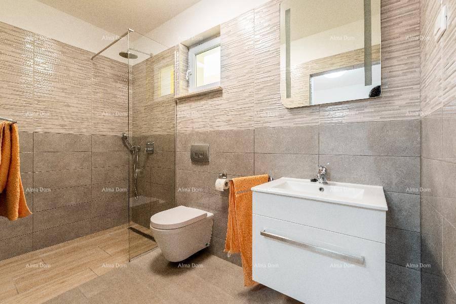 Modernes Badezimmer mit begehbarer Dusche, Hänge-WC und eleganten grauen Fliesen.