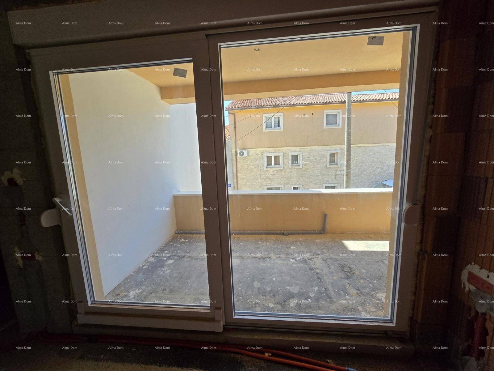 Große Schiebetür mit Blick auf einen im Bau befindlichen Außenbereich und Nachbargebäude.