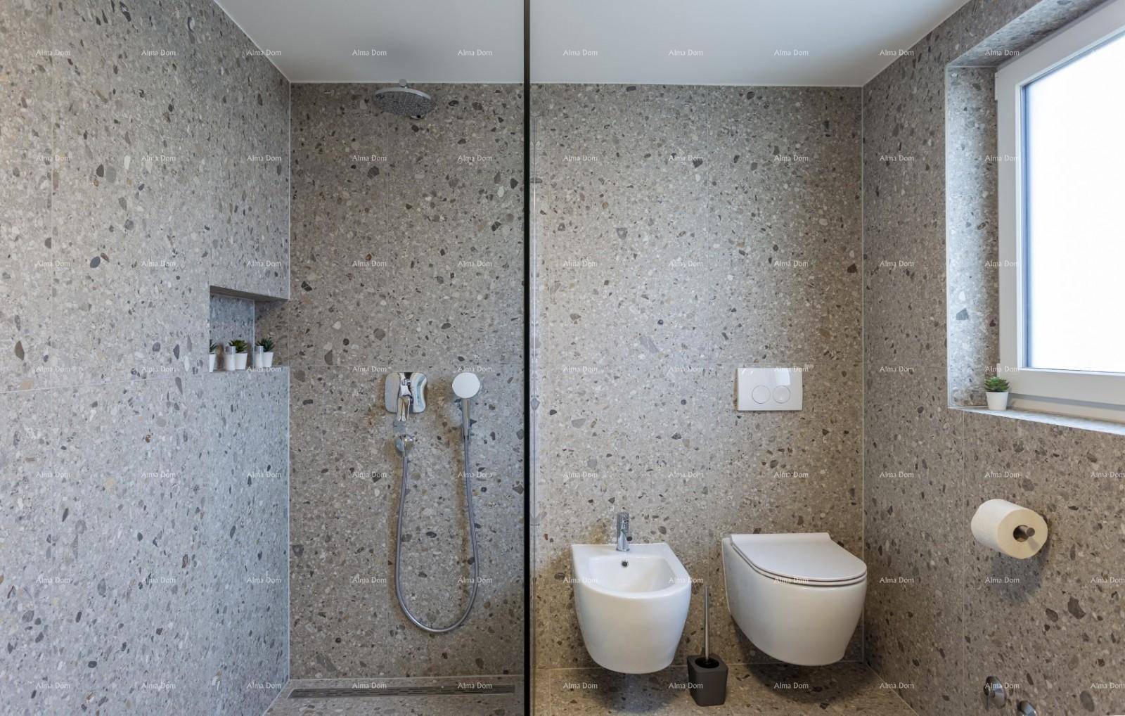 Modernes Badezimmer mit begehbarer Dusche, Bidet, wandhängendem WC und Fenster für Tageslicht.