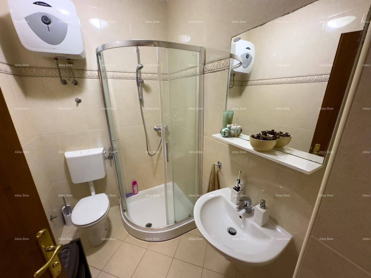 Funktionelles Badezimmer mit Duschkabine, WC und Waschbecken in hellem Design, sauber und gepflegt.