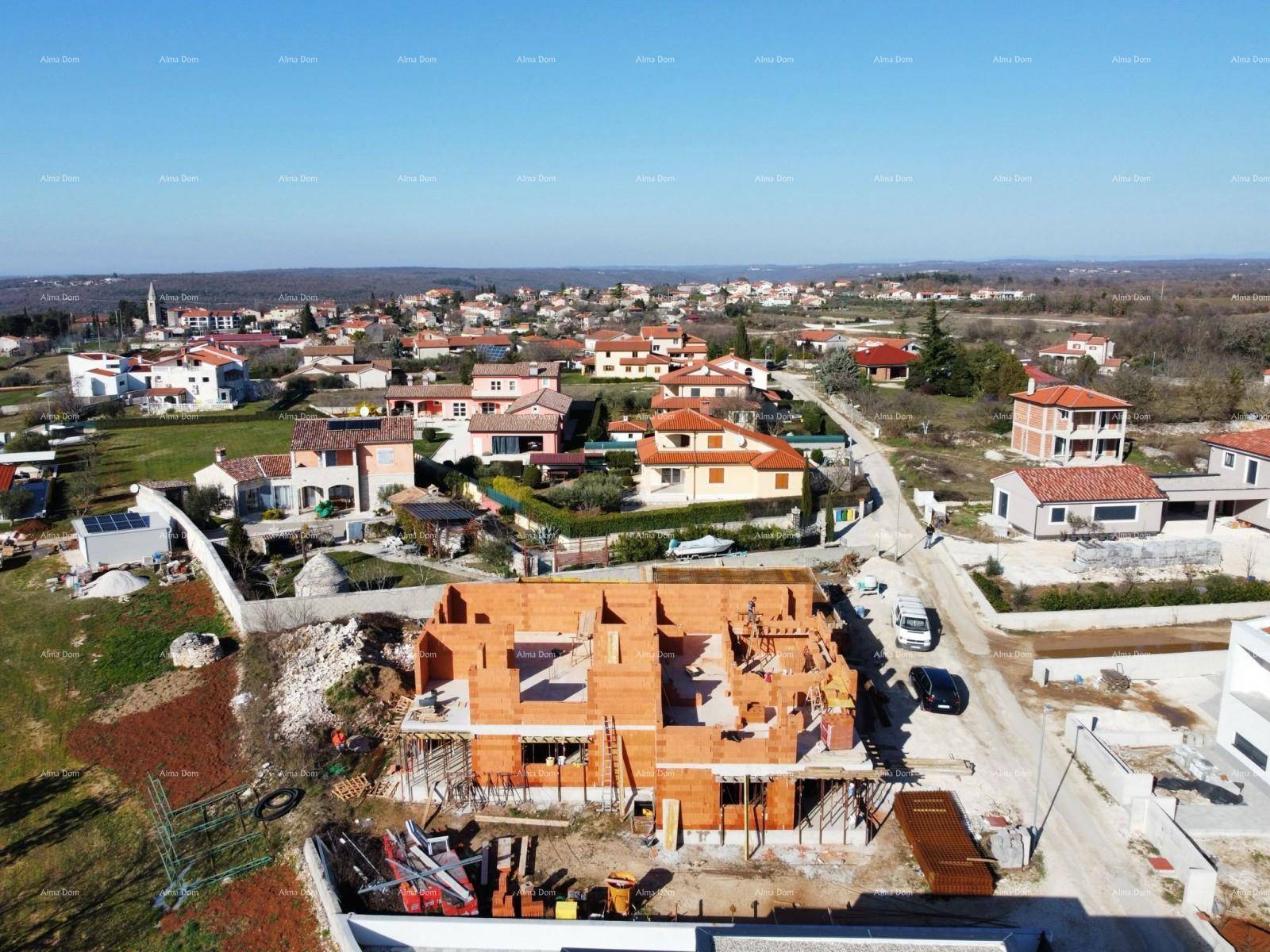 Überblick aus der Luft über eine Baustelle mit mehreren im Bau befindlichen Häusern und der weiteren Umgebung.