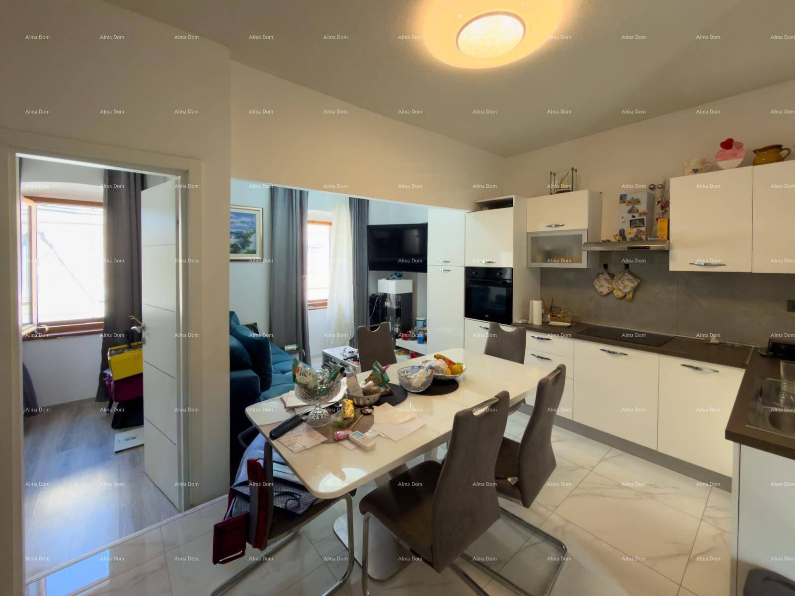 Moderne Küche mit Essbereich und offenem Übergang zum Wohnzimmer.