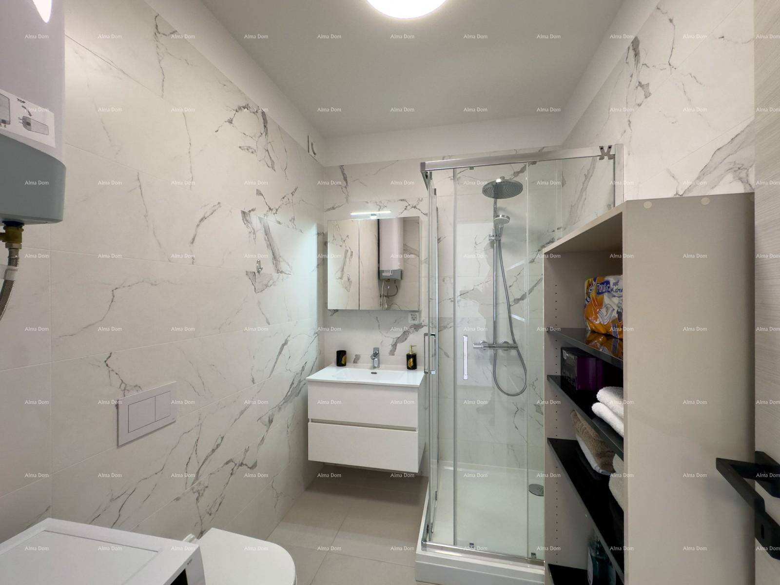 Modernes Badezimmer mit Marmoroptik-Fliesen, Duschkabine und Waschbecken mit Unterschrank.