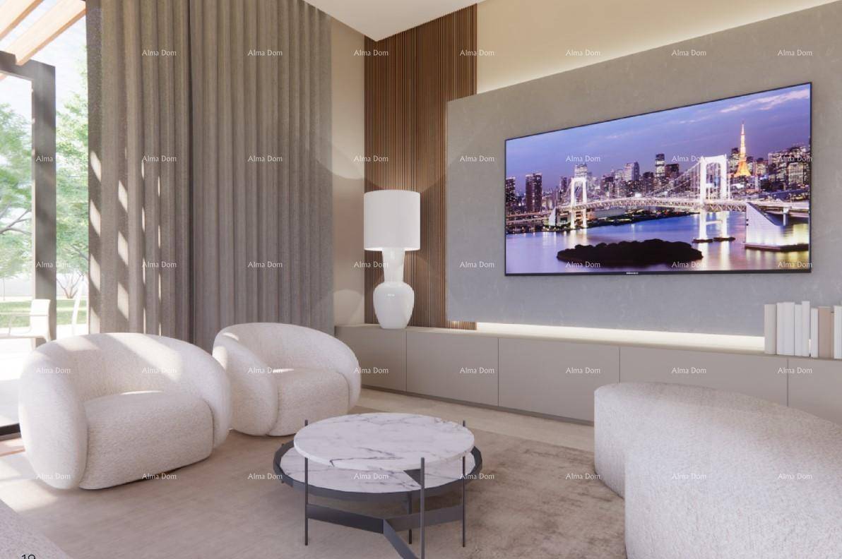 Gemütliches Wohnzimmer mit großem Fernseher, modernen Sesseln und Marmor-Couchtisch.