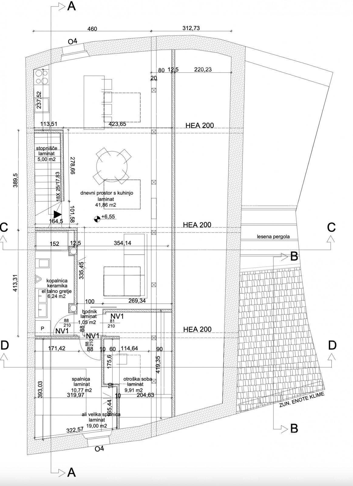 Detaillierter Grundriss der Immobilie mit Raumaufteilung und Flächenangaben.