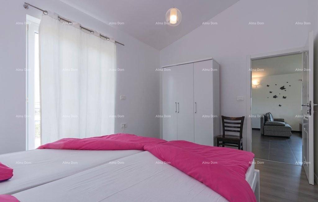Schlafzimmer mit zwei Einzelbetten und Zugang zu einem weiteren Raum.