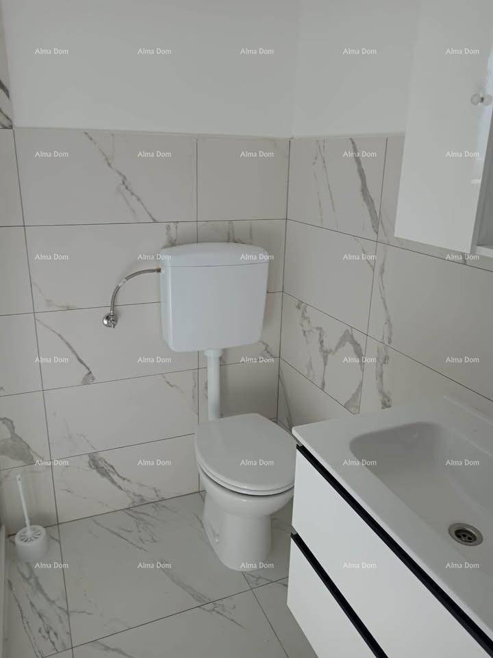 Modernes WC mit weißen Marmorfliesen, wandmontierter Toilette und einem Waschbeckenunterschrank.