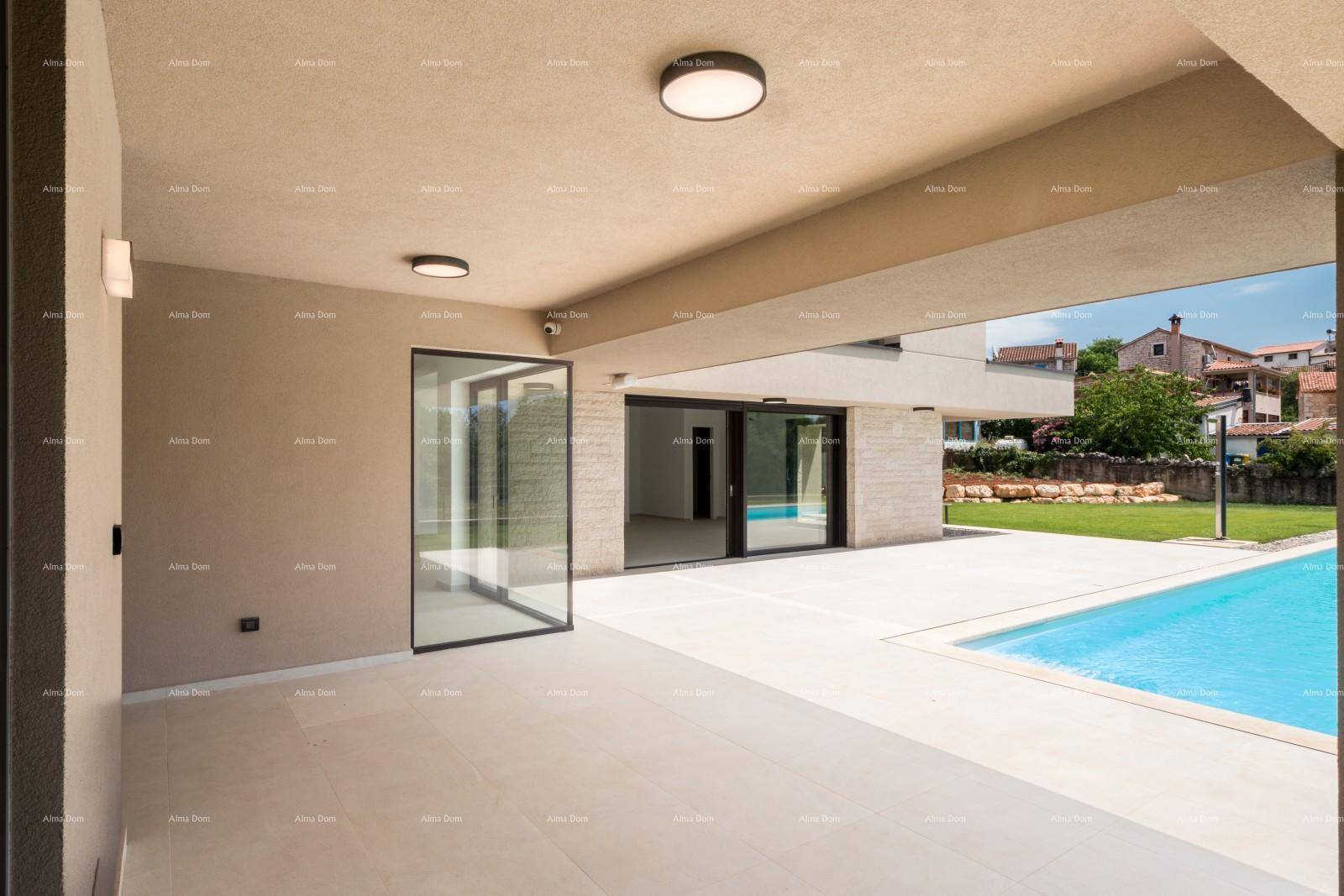 Überdachte Terrasse mit Fliesenboden, Blick auf den Pool und den Garten.