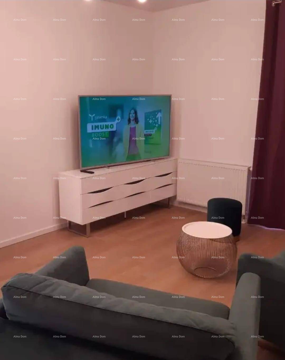 Moderner Wohnbereich mit großem Flachbildfernseher auf einem weißen Sideboard und Couchtisch.