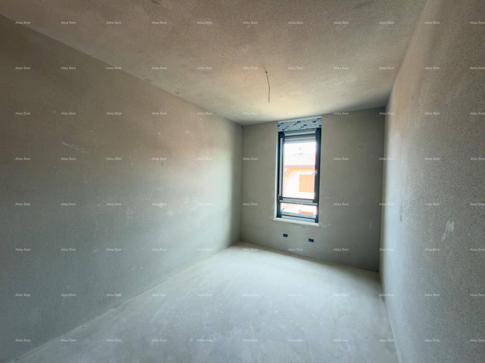 Heller, unfertiger Raum mit einem Fenster und Rollladen, bereit für die individuelle Gestaltung.
