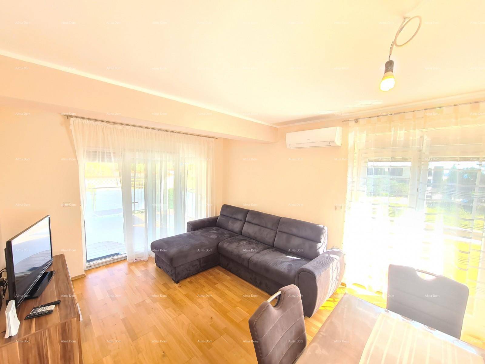Gemütlicher Wohnbereich mit großem Ecksofa, Fernseher und Zugang zu einem Außenbereich.