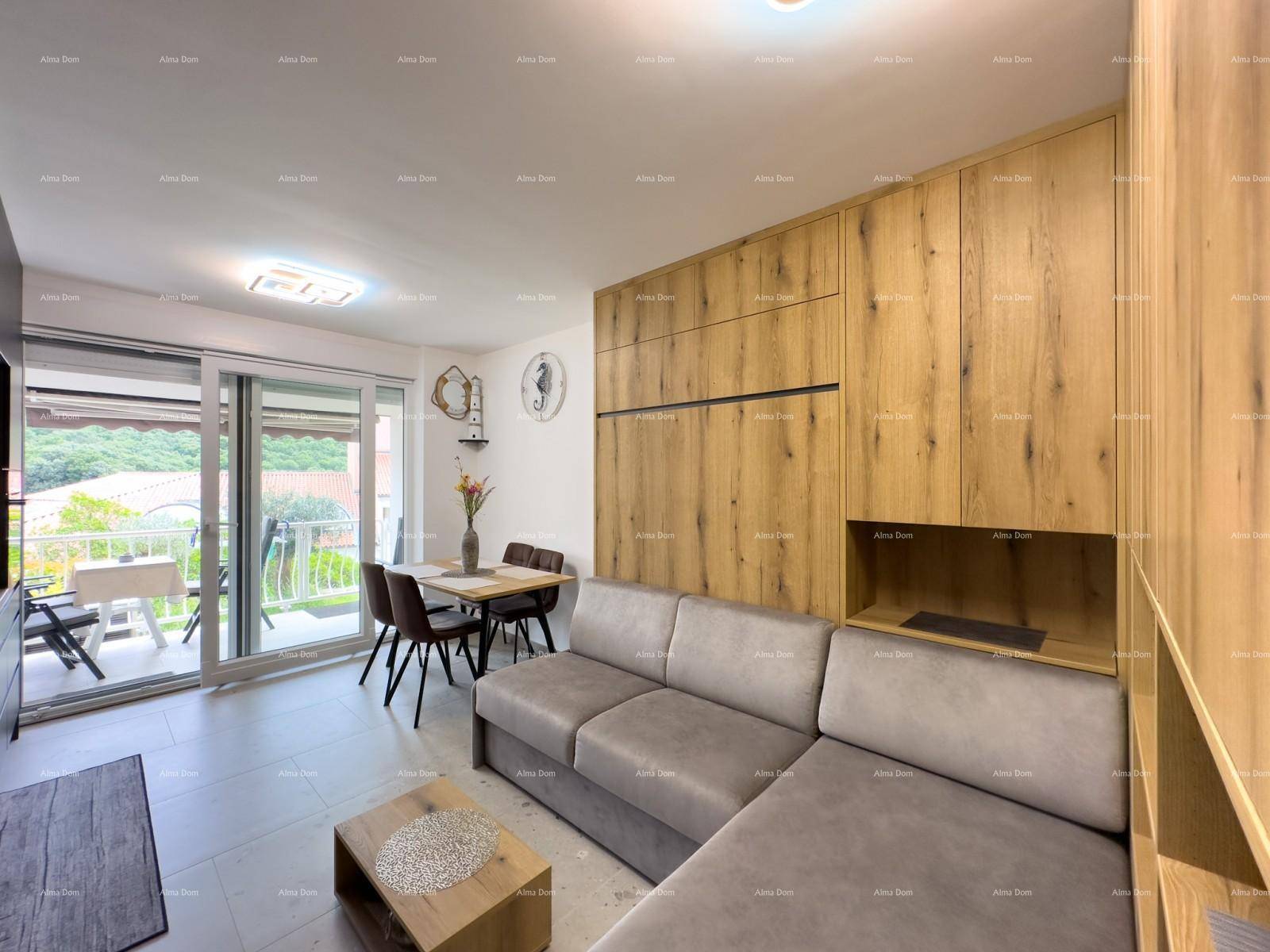 Heller Wohn- und Essbereich mit Holzelementen und Zugang zum Balkon.