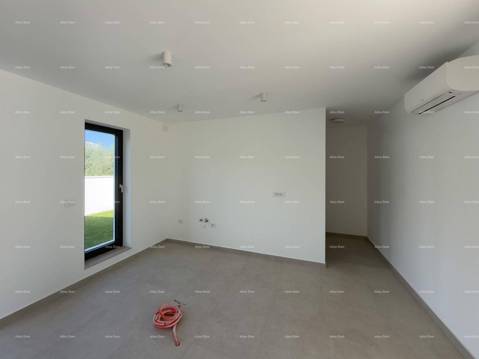 Leerer Raum mit Fenster zum Garten und Klimaanlage, bereit zur individuellen Gestaltung.