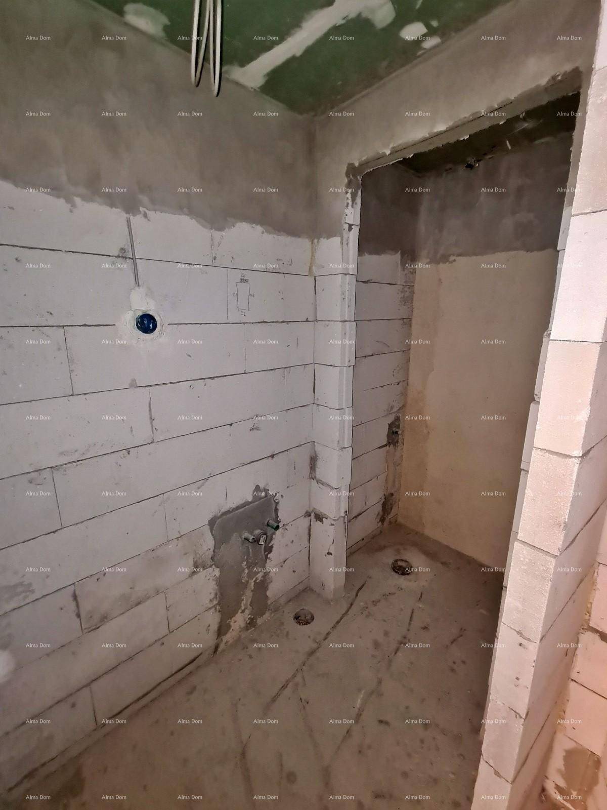 Unfertiges Badezimmer im Rohbau mit Rohinstallationen und Wänden aus Porenbetonsteinen.