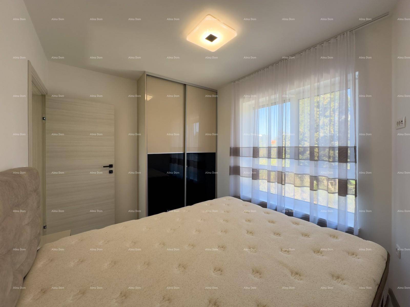 Geräumiges Schlafzimmer mit Doppelbett, Einbauschrank und großem Fenster für viel Tageslicht.