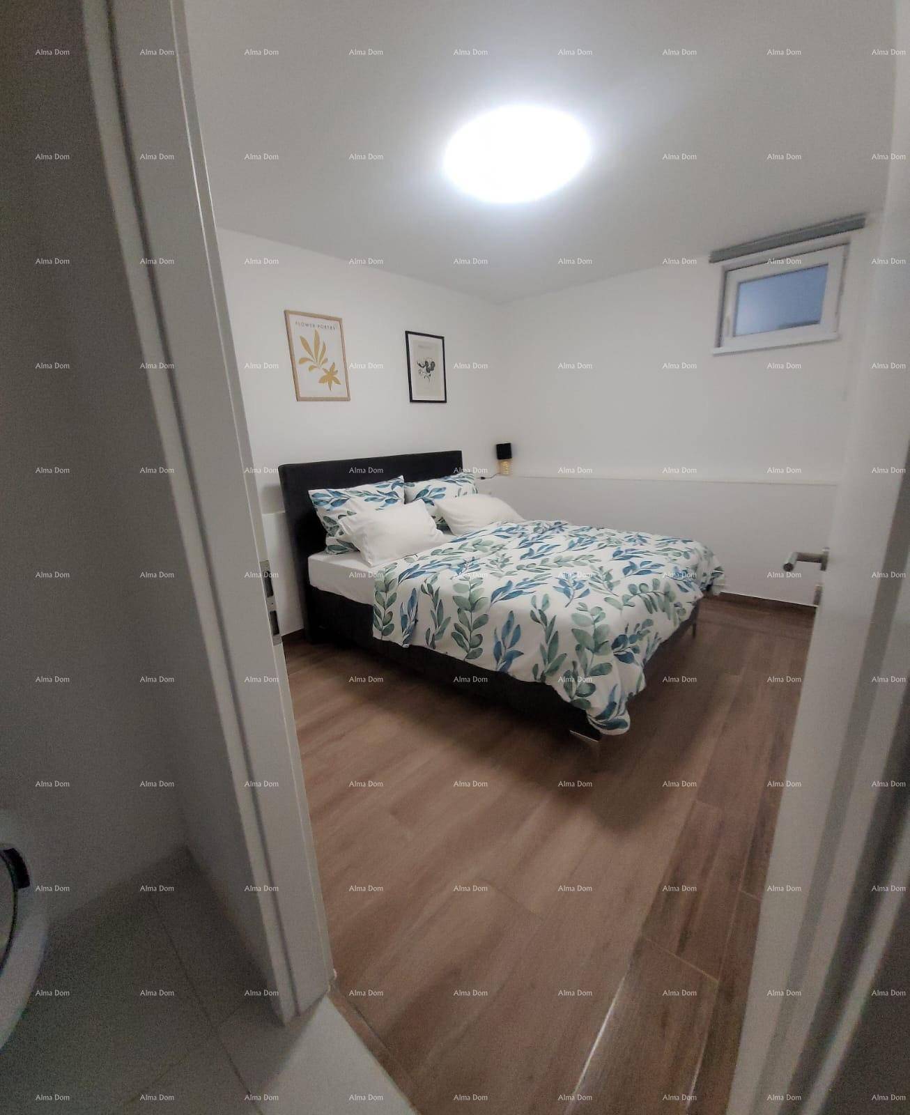 Helles Schlafzimmer mit Holzboden und einem Fenster, das für natürliches Licht sorgt.