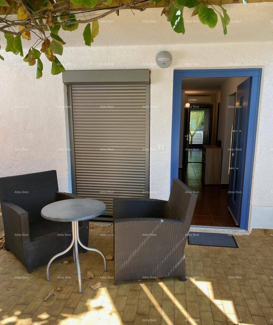 Gemütlicher Terrassenbereich mit Sitzgelegenheiten, direkt am Eingang des Hauses gelegen.