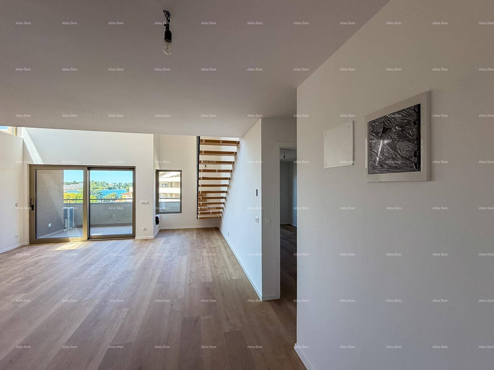 Geräumiger Wohnbereich mit Holzboden, Treppe zum Obergeschoss und viel Tageslicht.