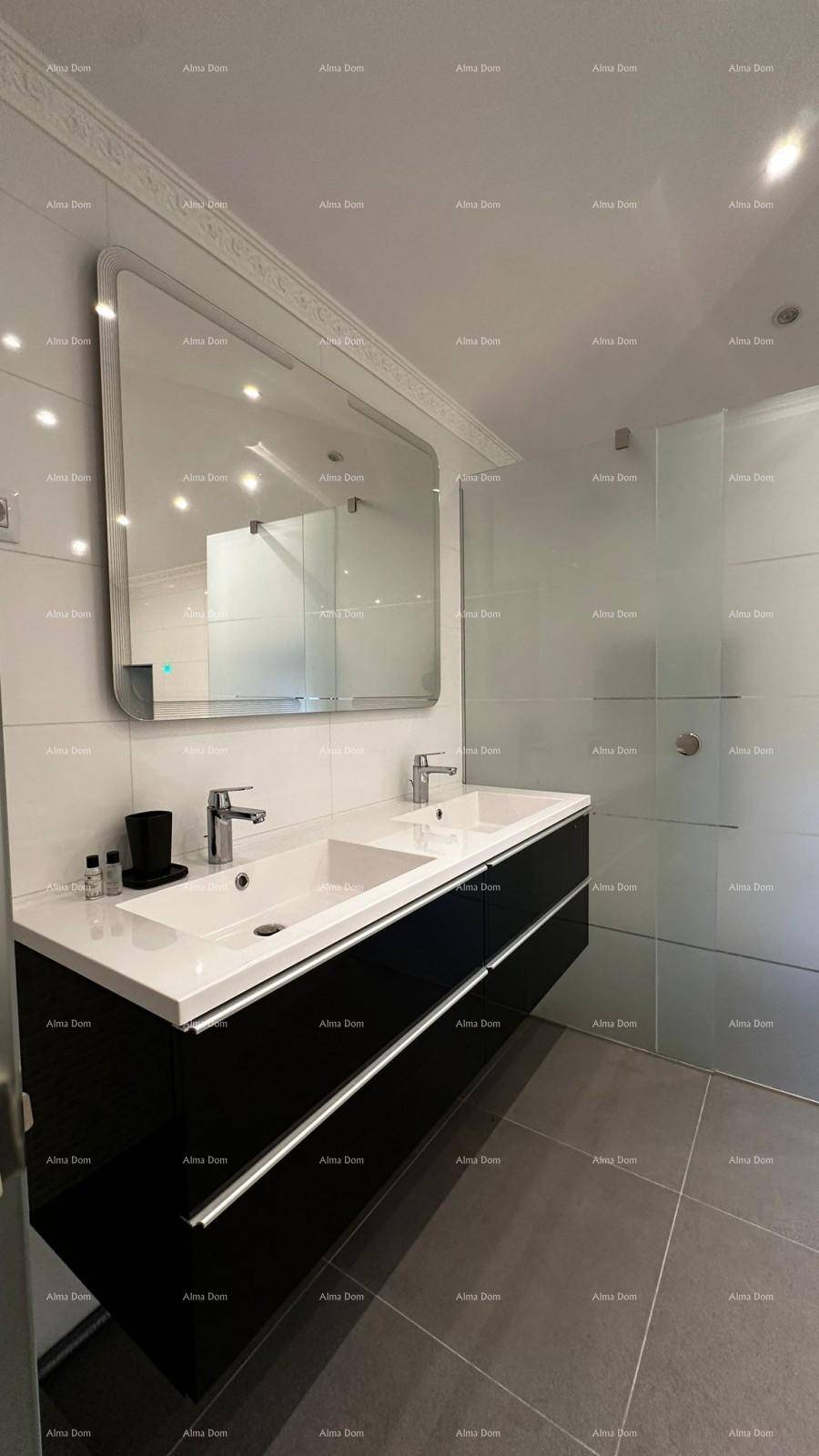 Modernes Badezimmer mit Doppelwaschbecken, großem Spiegel und begehbarer Dusche.