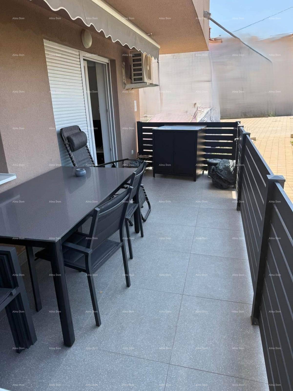 Geräumige Terrasse mit Esstisch, Stühlen und Markise für entspannte Stunden im Freien.