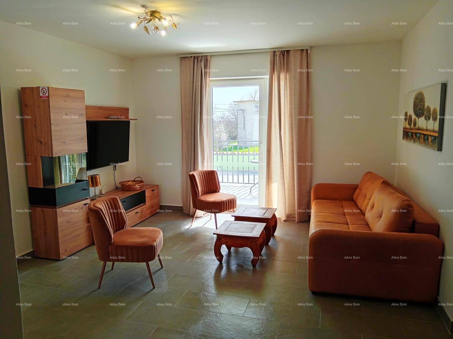 Gemütliches Wohnzimmer mit orangefarbenem Sofa, zwei Sesseln und Zugang zu einem Balkon.