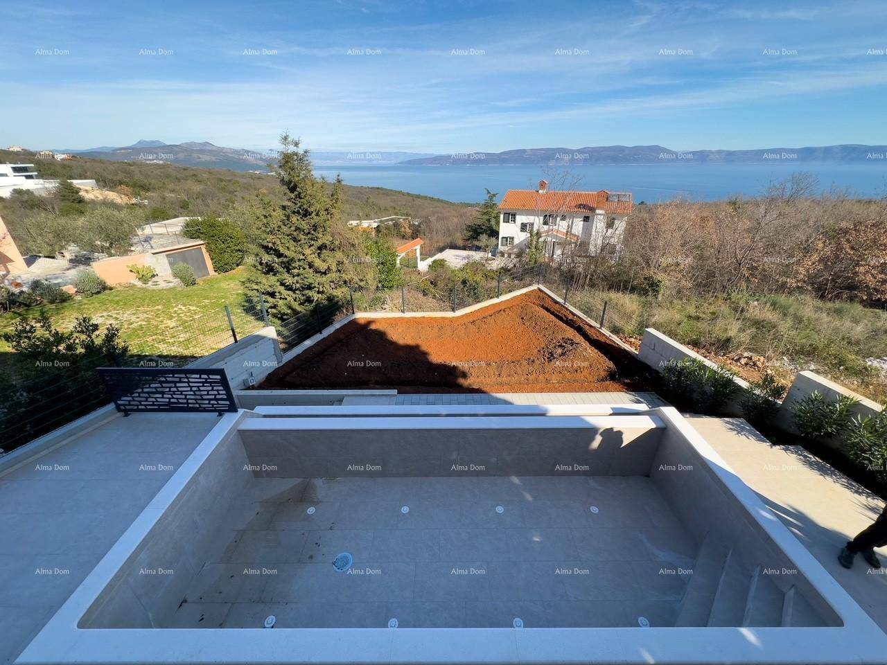 Großzügiger Poolbereich mit atemberaubendem Meer- und Bergblick in sonniger Lage.