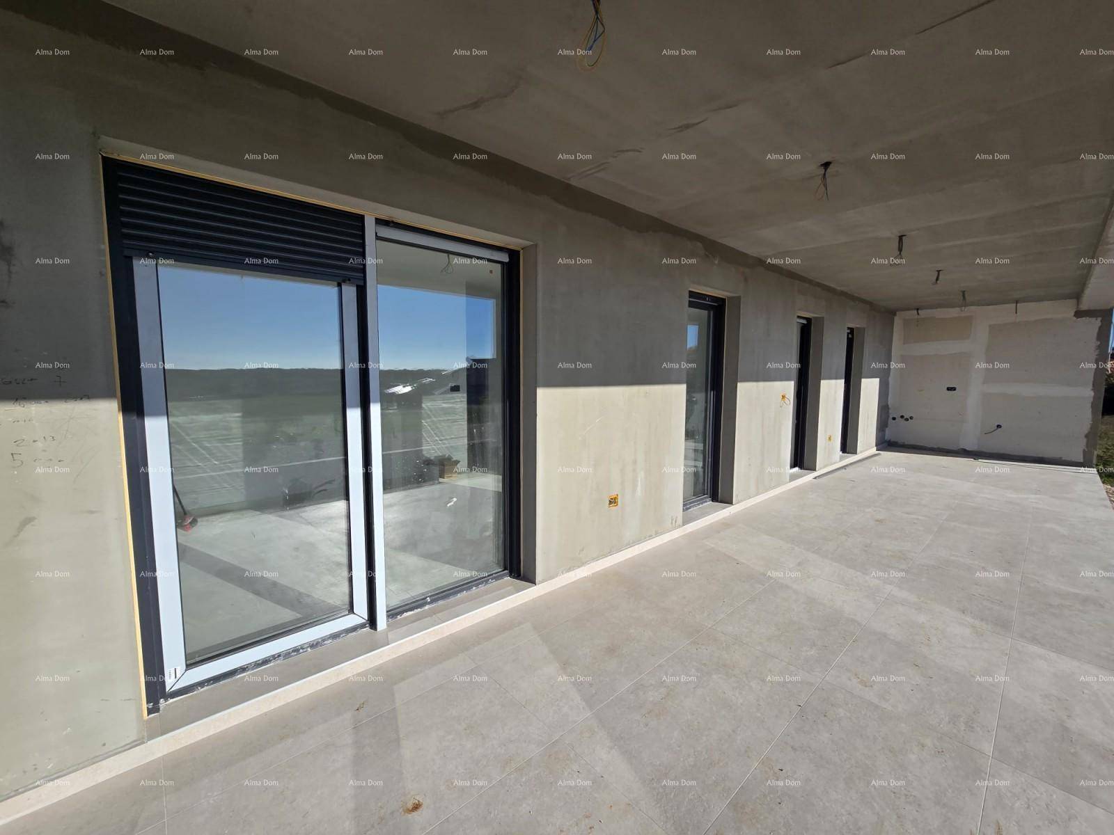 Geflieste Terrasse im Rohbau mit großen Schiebetüren und Blick auf die weite Landschaft unter blauem Himmel.