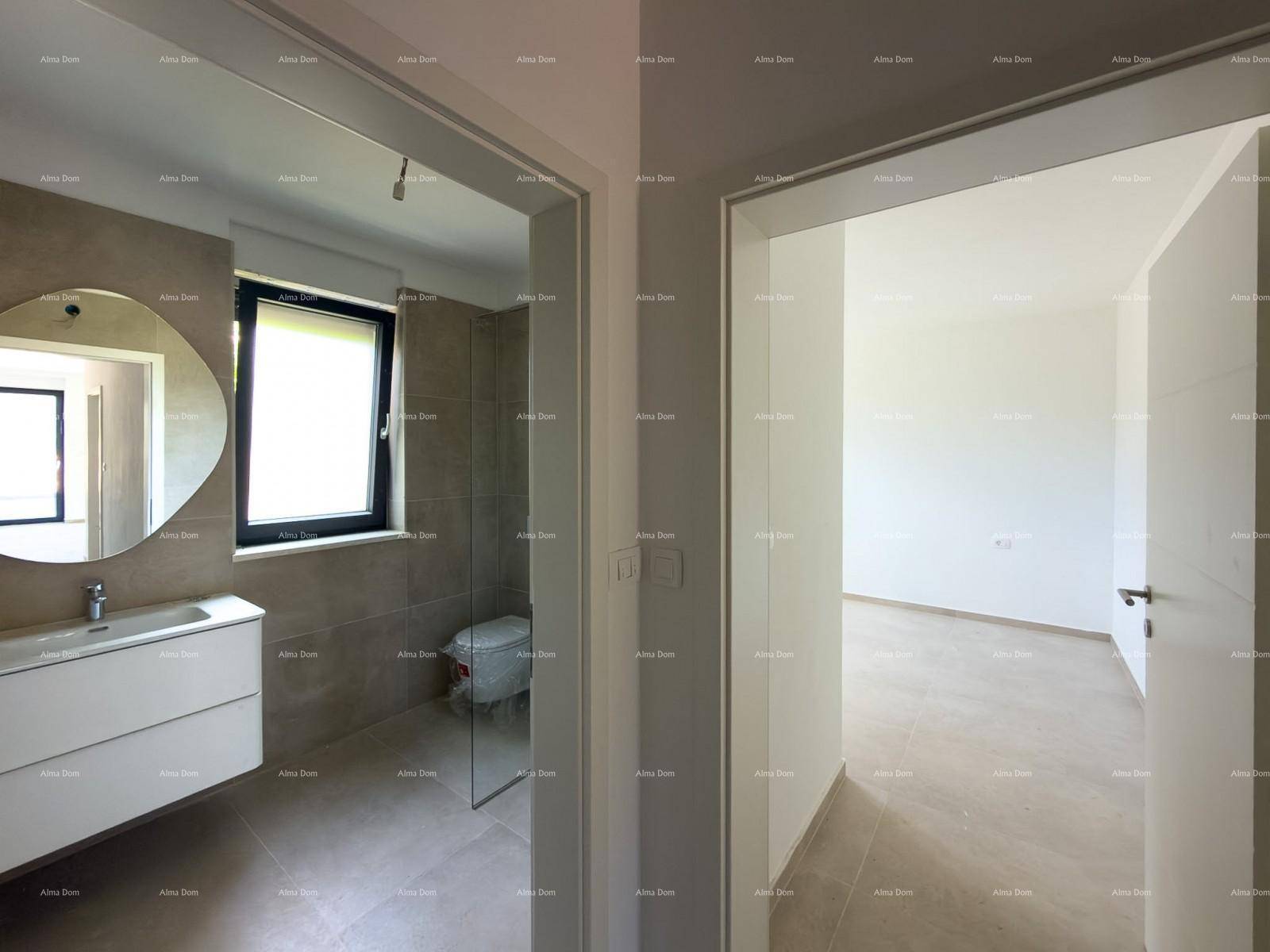 Modernes Badezimmer mit Waschtisch, Spiegel und bodengleicher Dusche, hell und funktional gestaltet.