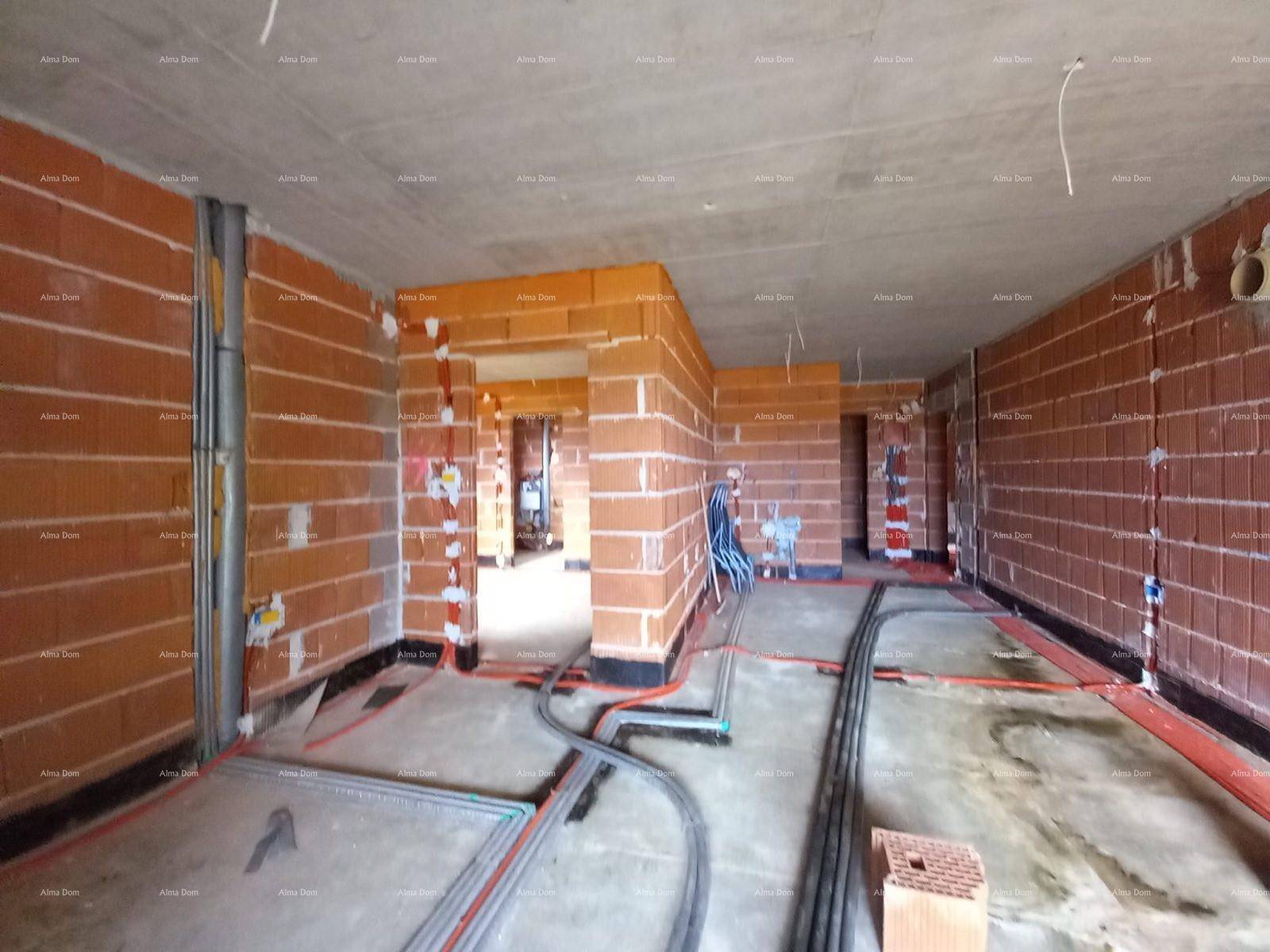 Großzügiger Innenbereich im Rohbau mit Ziegelwänden und umfangreichen Installationsarbeiten.