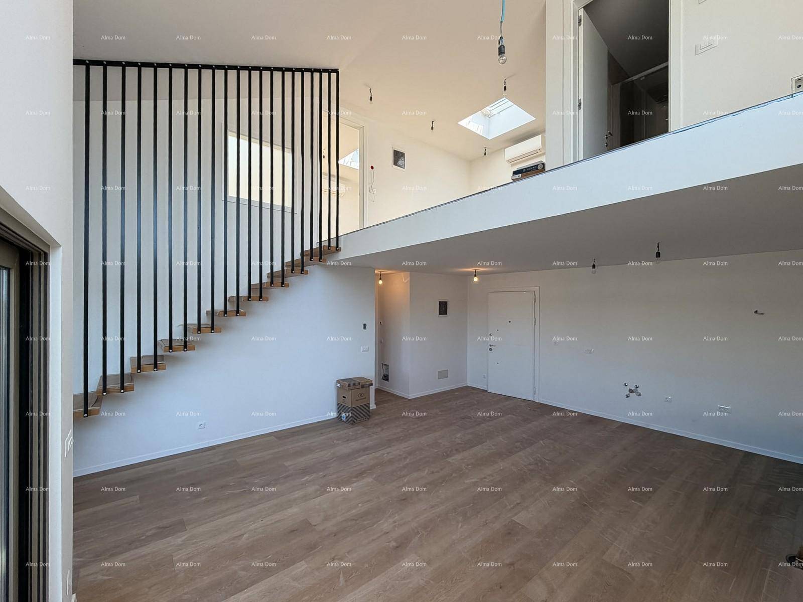 Heller Wohnbereich mit Holzboden, moderner Treppe und Blick auf die obere Etage.