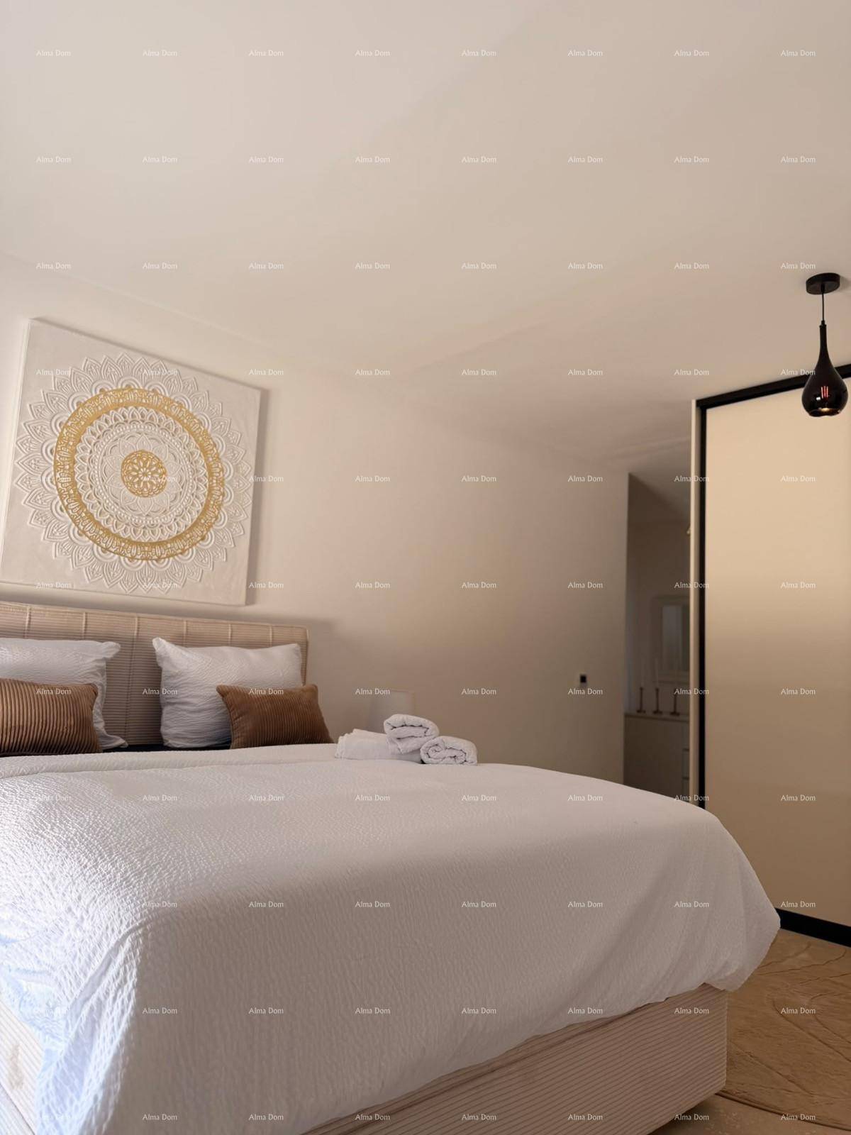 Schlafzimmer mit großem Bett, minimalistischer Dekoration und heller Farbgebung.
