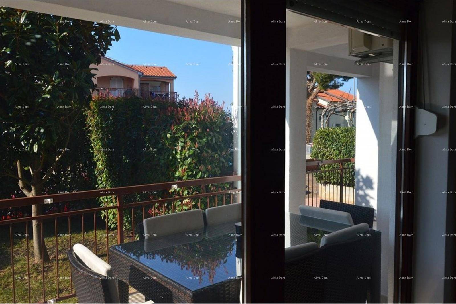 Überdachte Terrasse mit Esstisch und Blick auf den Garten.