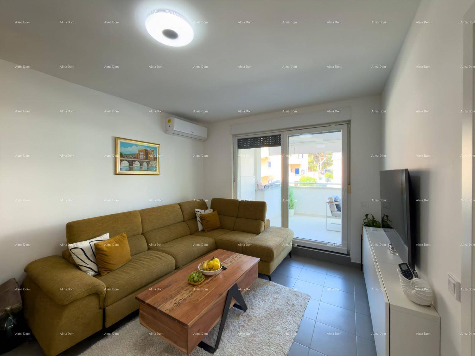 Gemütliches Wohnzimmer mit Ecksofa, Fernseher und Zugang zu einem Außenbereich.