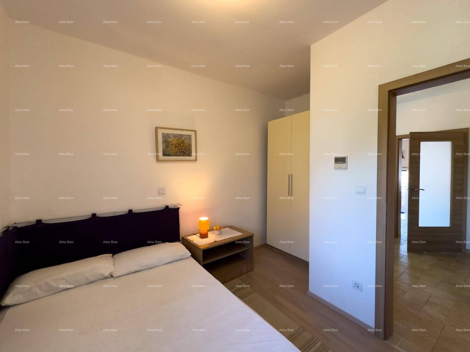Schlafzimmer mit Doppelbett, Nachttisch und einem hellen Kleiderschrank.