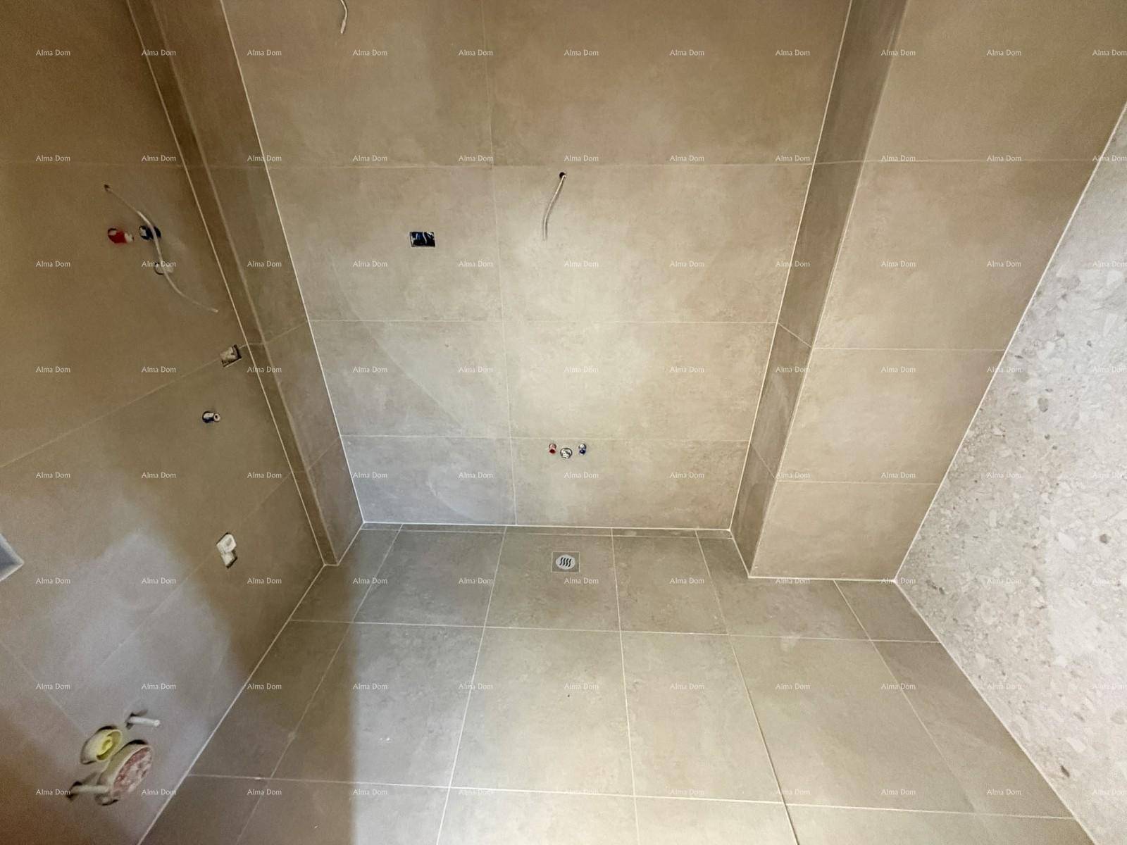 Blick nach oben im Badezimmer im Rohbau mit beigefarbenen Fliesen und Installationsvorbereitungen.