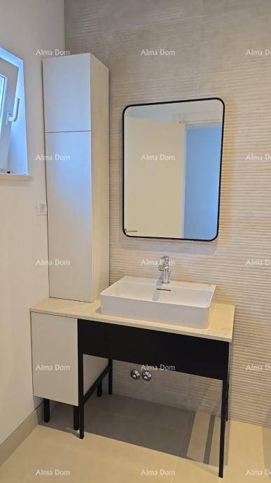 Modernes Badezimmer mit Aufsatzwaschbecken, Spiegelschrank und weißem Hochschrank.