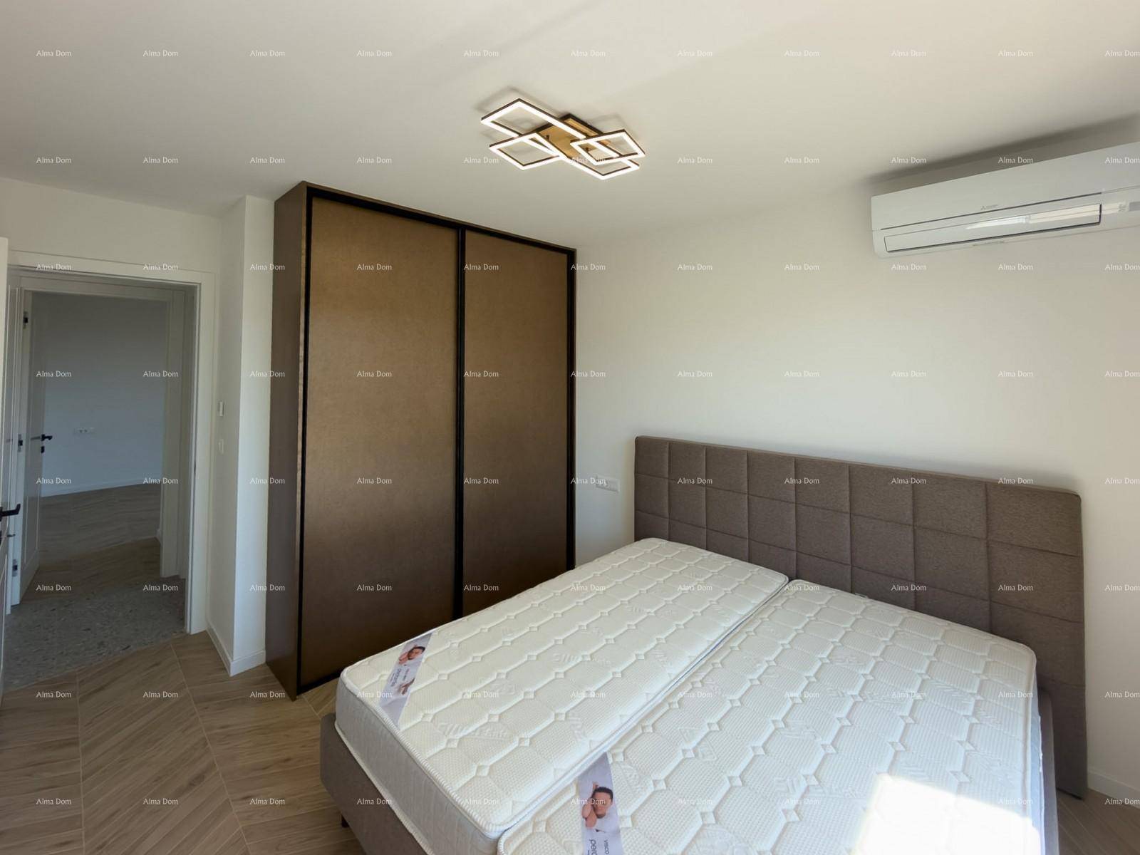 Schlafzimmer mit Doppelbett, Einbauschränken, Fischgrätparkett und Klimaanlage für angenehmes Klima.