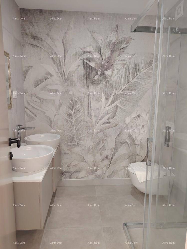 Modernes Badezimmer mit Doppelwaschbecken, Bidet und begehbarer Dusche, dekoriert mit Blattmuster-Tapete.