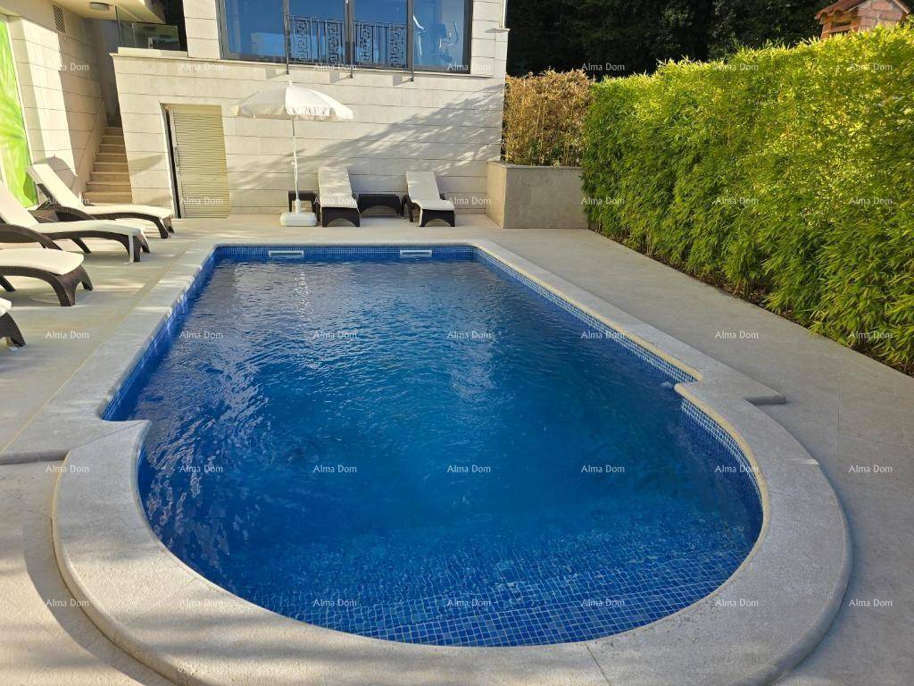 Außenpool mit Liegestühlen und gepflegter Hecke, ideal zum Entspannen im Freien.