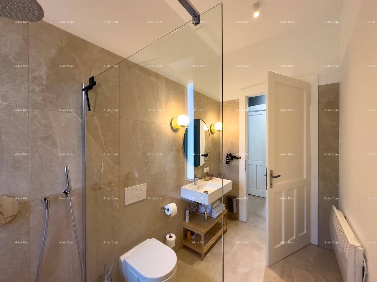 Modernes Badezimmer mit begehbarer Dusche, Wand-WC und eleganten Fliesen an Wänden und Boden.