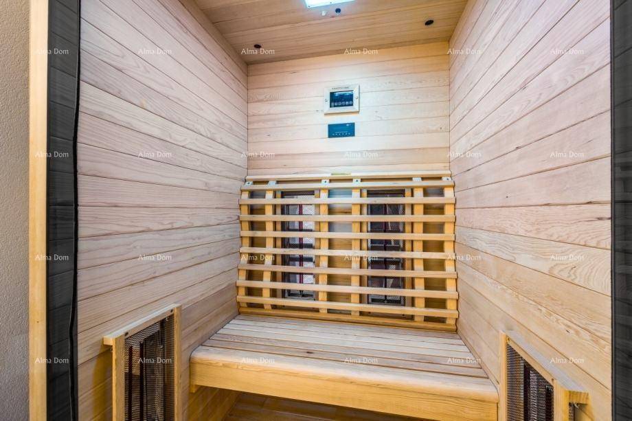 Gemütliche Holzsauna mit Bänken und Infrarotstrahlern für entspannende Momente.
