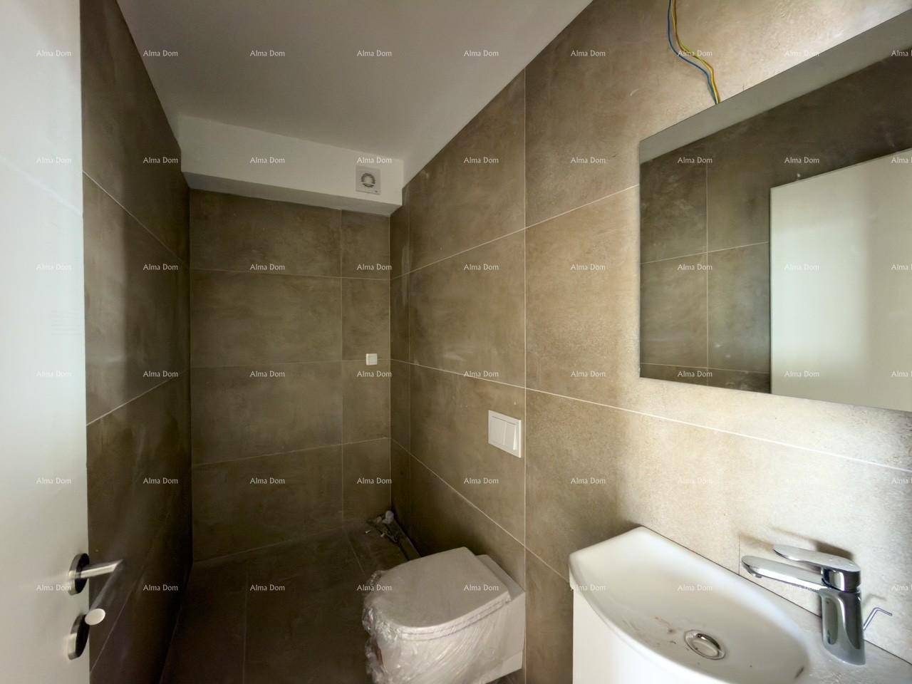 Kleines, modernes Gäste-WC mit Wand-WC, Waschbecken und Spiegel.