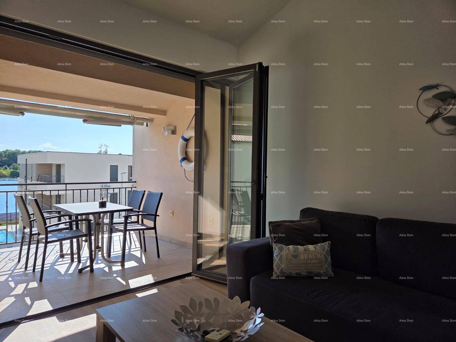 Heller Wohnbereich mit Zugang zum Balkon, ausgestattet mit einem bequemen Sofa und Couchtisch.